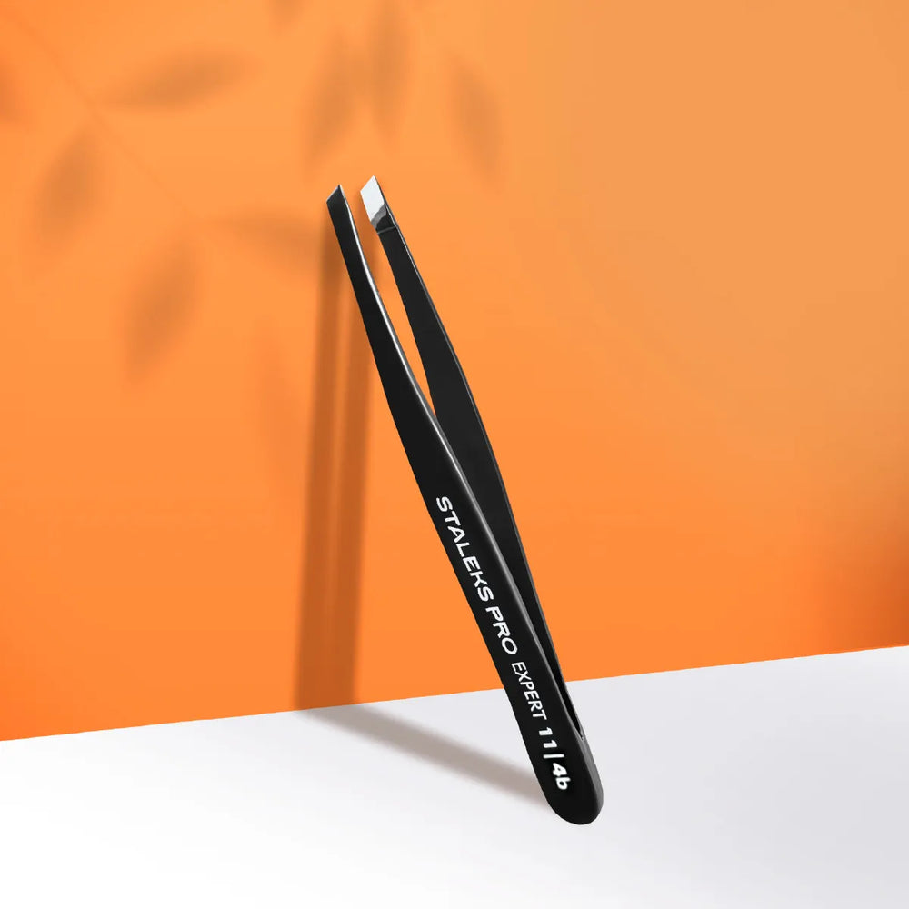 Pinza Para Cejas Negra Expert 11 Tipo 4B (Beveled)